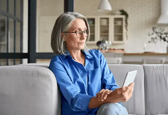 kobieta czyta treści z urządzenia mobilnego