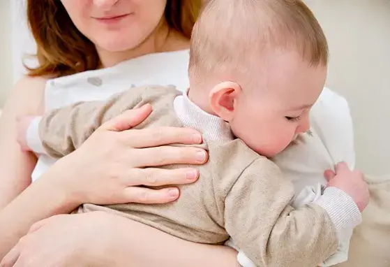 Ulewanie u dzieci przyczyny i zapobieganie ulewaniu u noworodka i niemowlaka