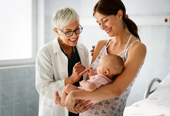 mama z dzieckiem w gabinecie pediatry