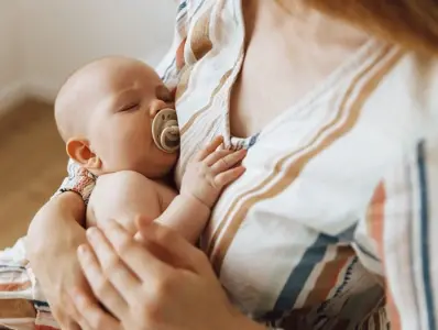 Małe dziecko u mamy na rękach